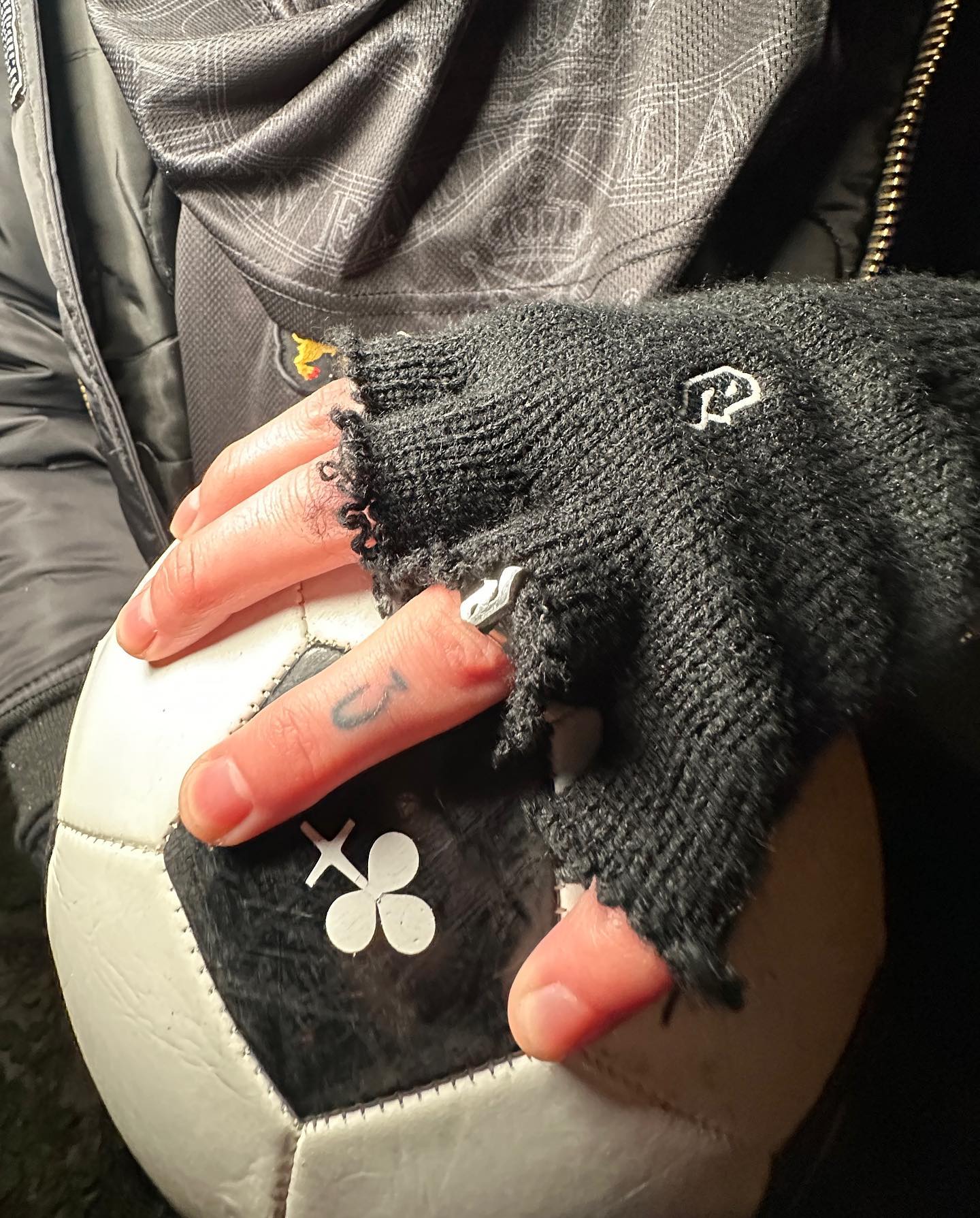 Fingerless D-logo gloves