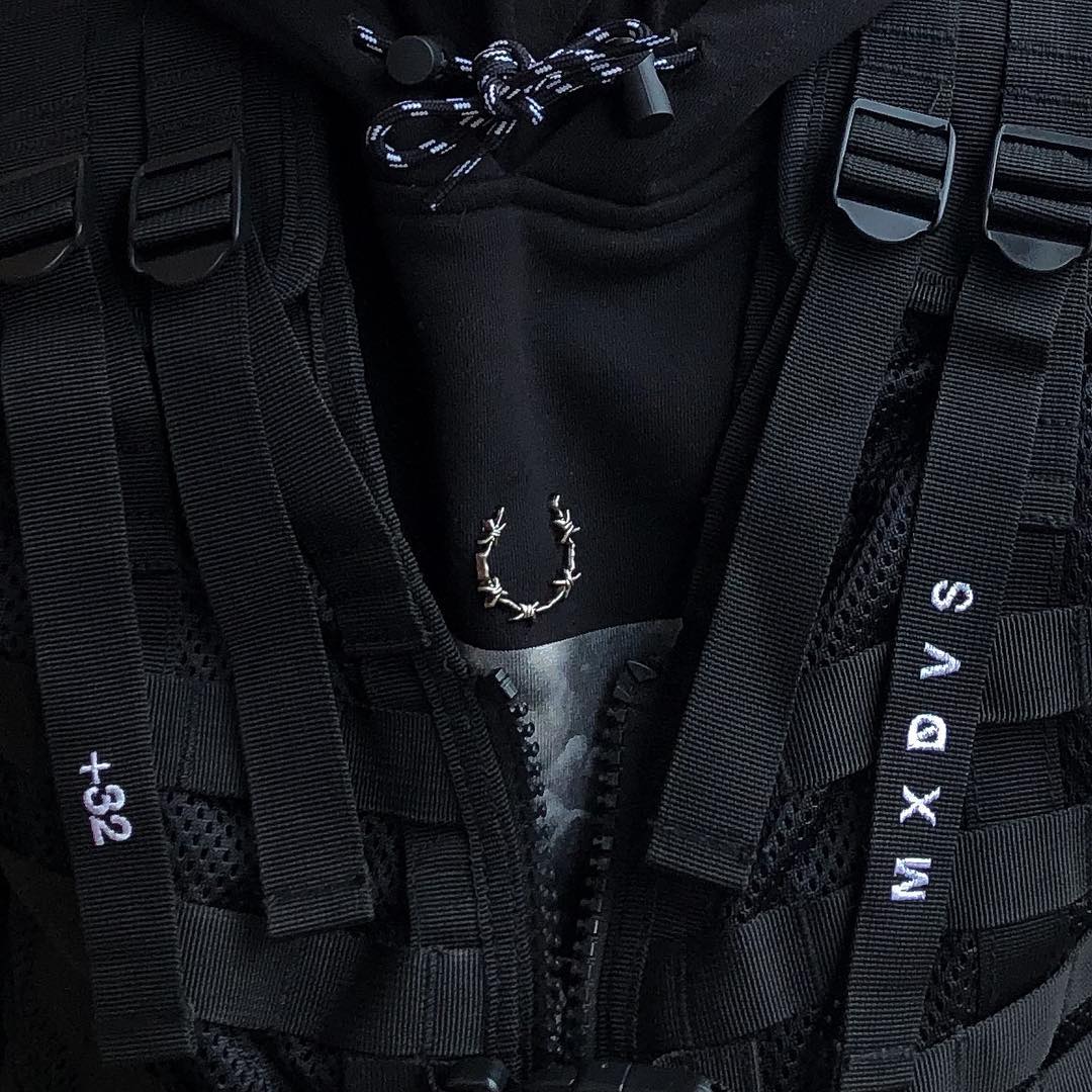 Barbed wire pin
